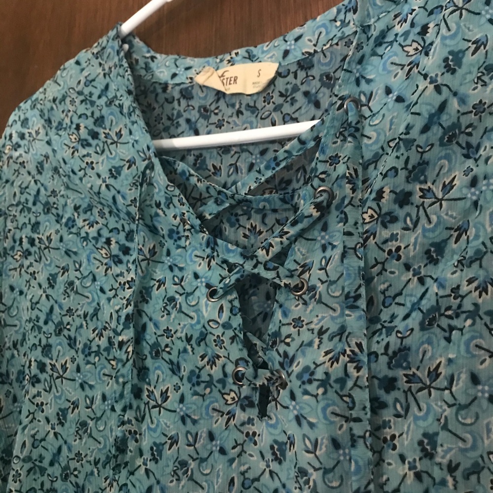 Sheer floral flowy small Hollister blouse